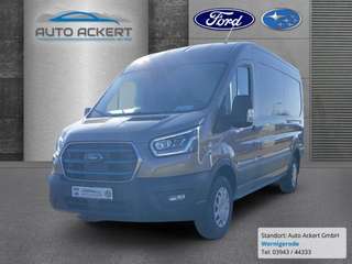 Schräge Frontansicht auf einen Ford Transit , freigestellt