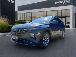 Schräge Frontansicht auf einen Hyundai Tucson , freigestellt