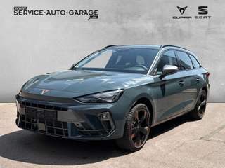 Schräge Frontansicht auf einen CUPRA Leon , freigestellt