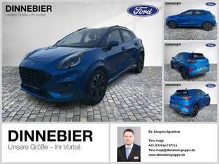 Schräge Frontansicht auf einen Ford Puma , freigestellt