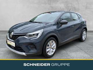 Schräge Frontansicht auf einen Renault Captur , freigestellt