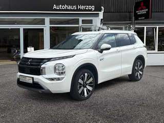 Schräge Frontansicht auf einen Mitsubishi Outlander , freigestellt