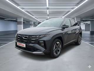 Schräge Frontansicht auf einen Hyundai Tucson , freigestellt