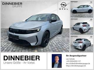Schräge Frontansicht auf einen Opel Corsa , freigestellt