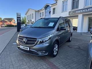 Schräge Frontansicht auf einen Mercedes-Benz Vito , freigestellt