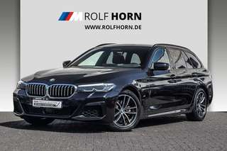 Schräge Frontansicht auf einen BMW 5er-Reihe , freigestellt