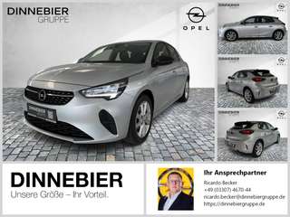 Schräge Frontansicht auf einen Opel Corsa , freigestellt