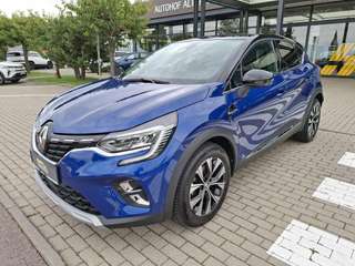 Schräge Frontansicht auf einen Renault Captur , freigestellt