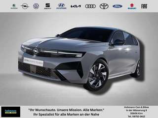 Schräge Frontansicht auf einen Opel Astra , freigestellt