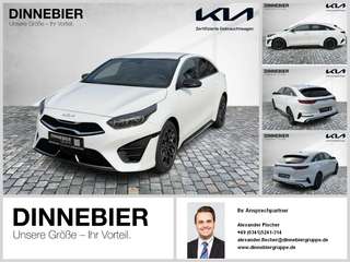 Schräge Frontansicht auf einen Kia cee'd , freigestellt