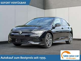 Schräge Frontansicht auf einen Volkswagen Golf , freigestellt