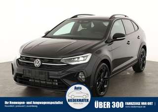 Schräge Frontansicht auf einen Volkswagen Taigo , freigestellt
