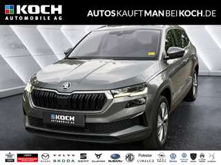 Schräge Frontansicht auf einen Skoda Karoq , freigestellt