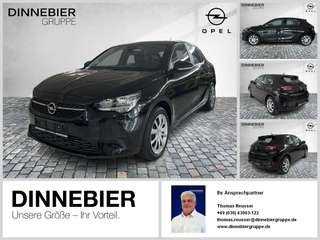 Schräge Frontansicht auf einen Opel Corsa , freigestellt