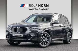 Schräge Frontansicht auf einen BMW X3 , freigestellt