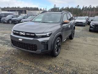 Schräge Frontansicht auf einen Dacia Bigster , freigestellt