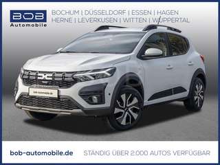 Schräge Frontansicht auf einen Dacia Sandero , freigestellt