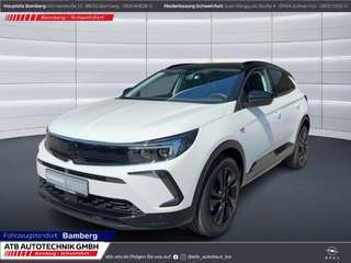 Schräge Frontansicht auf einen Opel Grandland X , freigestellt