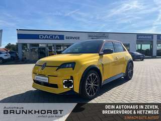 Schräge Frontansicht auf einen Renault 5 E-TECH , freigestellt