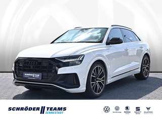 Schräge Frontansicht auf einen Audi Q8 , freigestellt
