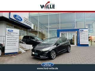 Schräge Frontansicht auf einen Ford Fiesta , freigestellt