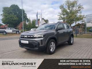 Schräge Frontansicht auf einen Dacia Duster , freigestellt
