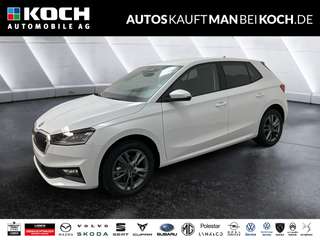 Schräge Frontansicht auf einen Skoda Fabia , freigestellt