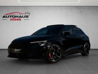 Schräge Frontansicht auf einen Audi RS3 , freigestellt