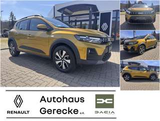 Schräge Frontansicht auf einen Dacia Sandero , freigestellt