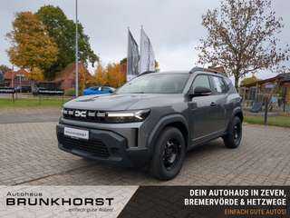 Schräge Frontansicht auf einen Dacia Duster , freigestellt