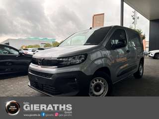 Schräge Frontansicht auf einen Opel Combo , freigestellt