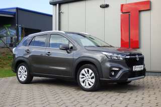 Schräge Frontansicht auf einen Suzuki S-Cross , freigestellt