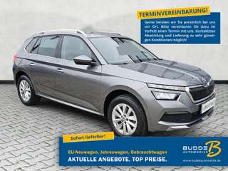 Schräge Frontansicht auf einen Skoda Kamiq , freigestellt