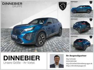 Schräge Frontansicht auf einen Peugeot 2008 , freigestellt