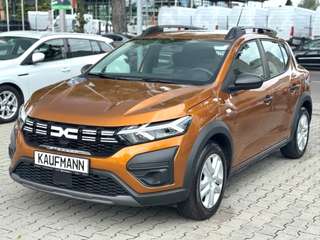 Schräge Frontansicht auf einen Dacia Sandero , freigestellt