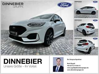 Schräge Frontansicht auf einen Ford Fiesta , freigestellt