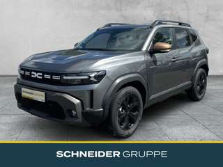 Schräge Frontansicht auf einen Dacia Duster , freigestellt