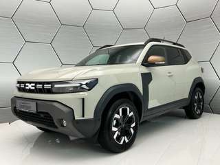 Schräge Frontansicht auf einen Dacia Duster , freigestellt