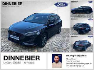 Schräge Frontansicht auf einen Ford Focus , freigestellt