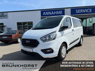 Schräge Frontansicht auf einen Ford Transit Custom , freigestellt