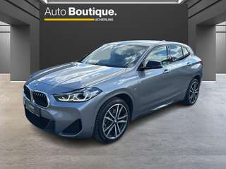 Schräge Frontansicht auf einen BMW X2 , freigestellt