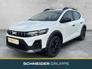 Schräge Frontansicht auf einen Dacia Sandero , freigestellt
