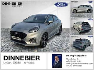 Schräge Frontansicht auf einen Ford Puma , freigestellt