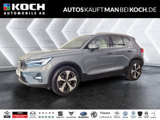 Schräge Frontansicht auf einen Volvo XC40 , freigestellt