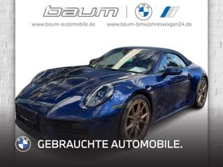 Schräge Frontansicht auf einen Porsche 911 , freigestellt