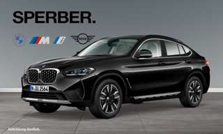 Schräge Frontansicht auf einen BMW X4 , freigestellt