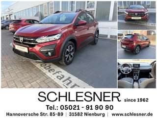 Schräge Frontansicht auf einen Dacia Sandero , freigestellt