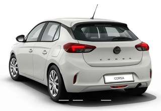 Schräge Frontansicht auf einen Opel Corsa , freigestellt