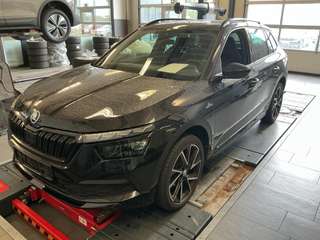 Schräge Frontansicht auf einen Skoda Kamiq , freigestellt