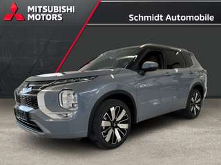 Schräge Frontansicht auf einen Mitsubishi Outlander , freigestellt